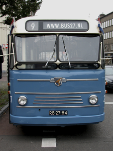 908070 Afbeelding van de voorzijde van de oude Leyland-stadsbus 27, die tegenwoordig ingezet wordt als ...
